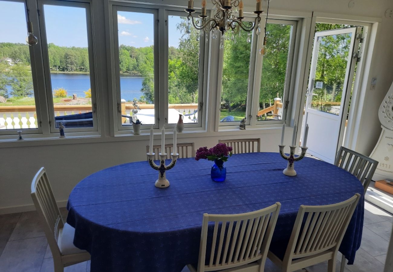Stuga i Holmsjö - Renoverat fritidshus med panoramautsikt över sjön och egen båt 
