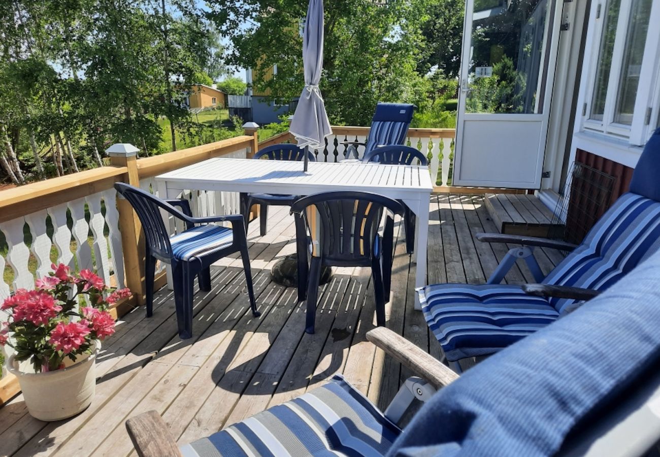 Stuga i Holmsjö - Renoverat fritidshus med panoramautsikt över sjön och egen båt 
