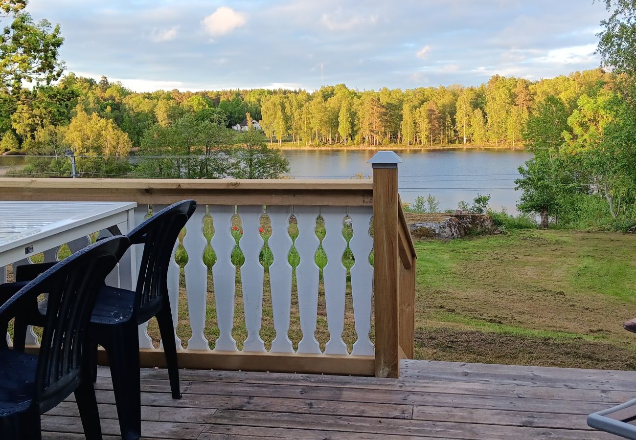 Stuga i Holmsjö - Renoverat fritidshus med panoramautsikt över sjön och egen båt 