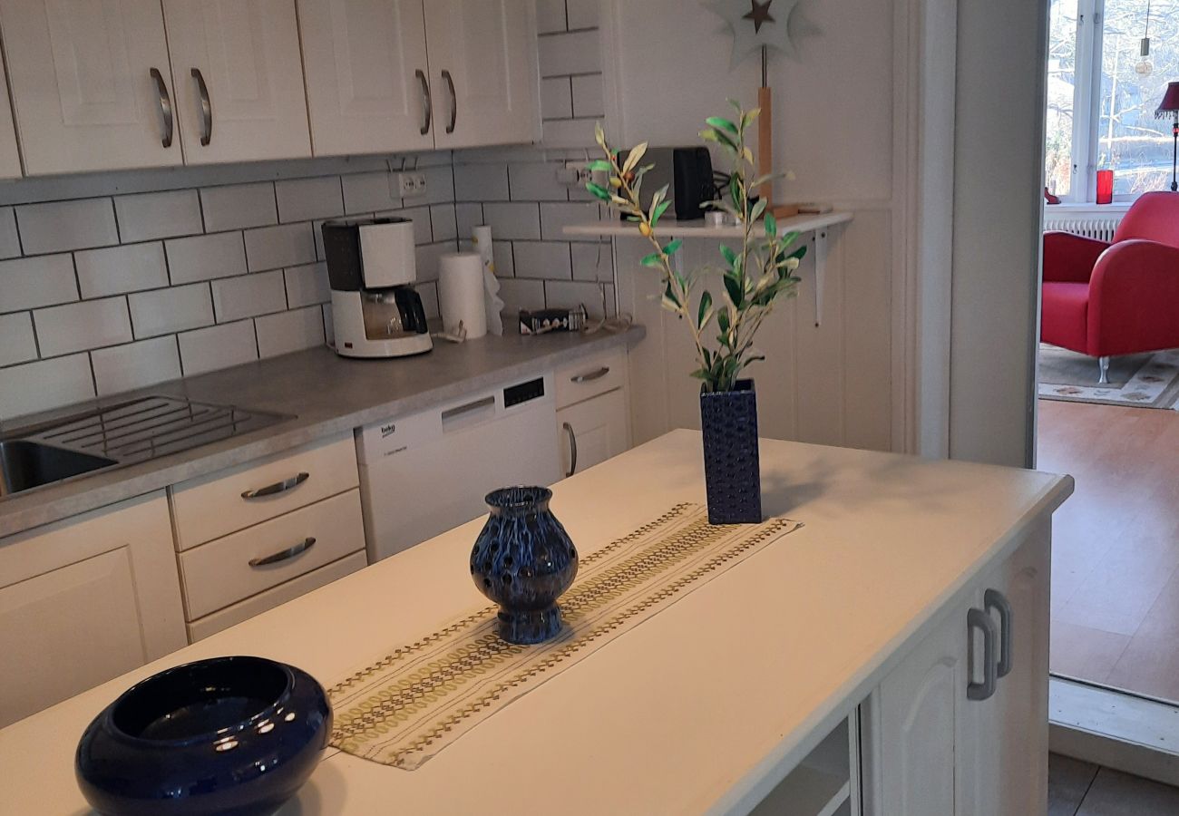 Stuga i Holmsjö - Renoverat fritidshus med panoramautsikt över sjön och egen båt 