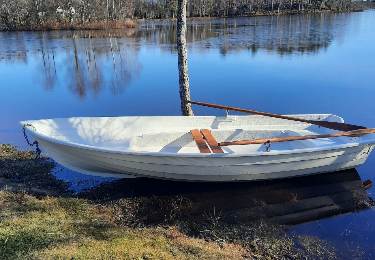 Stuga i Holmsjö - Renoverat fritidshus med panoramautsikt över sjön och egen båt 