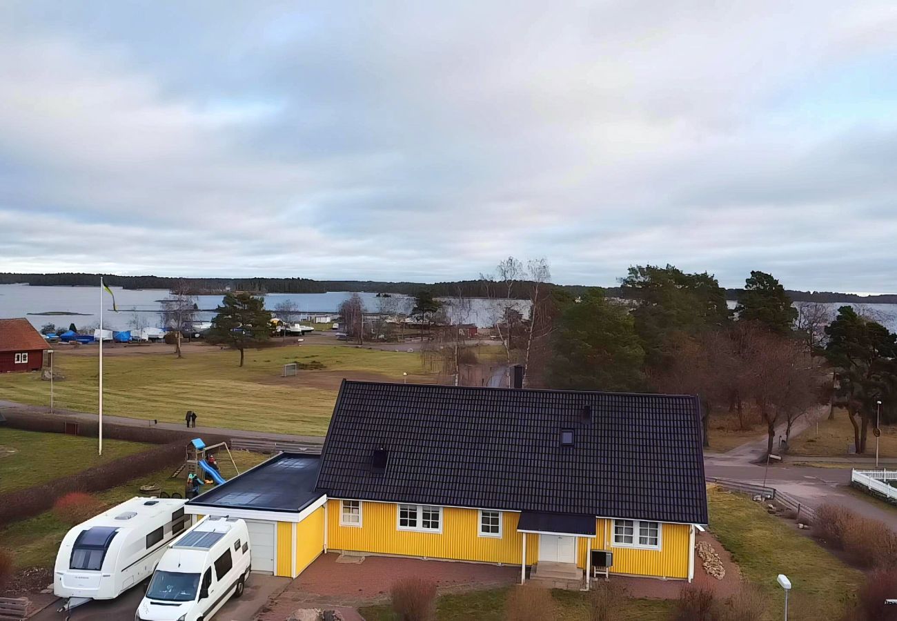 Stuga i Timmernabben - Stort fritidshus direkt vid Östersjön och skärgården