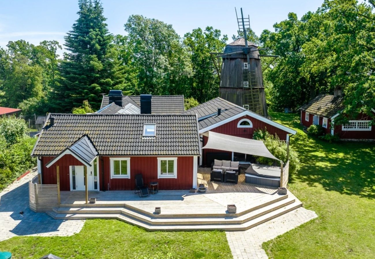 Stuga i Ljungbyholm - Unikt, lyxigt fritidshus med historisk stil
