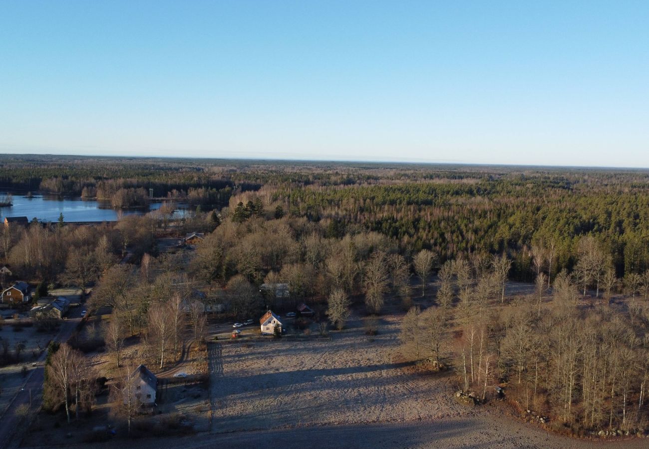 Stuga i Blomstermåla - Modernt inrett fritidshus i Hornsö Naturpark i Småland