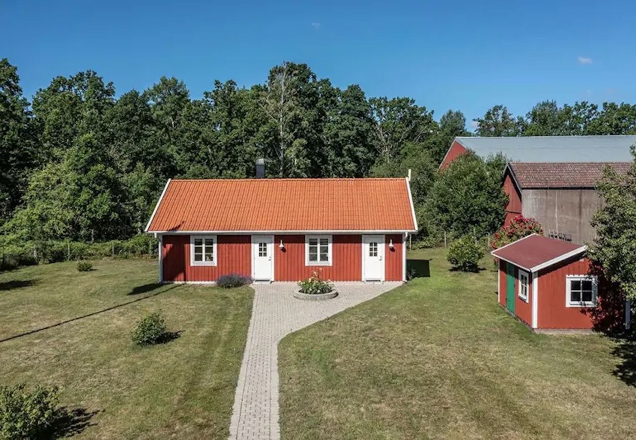 Stuga i Bergkvara - Stugidyll direkt vid Östersjön med havsutsikt