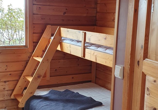 Stuga i Bergkvara - Stuga på kullen med havsutsikt nära badplats Stuga i Bergkvara - Stuga på kullen med havsutsikt nära badplats