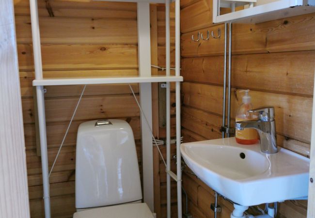 Stuga i Bergkvara - Stuga på kullen med havsutsikt nära badplats Stuga i Bergkvara - Stuga på kullen med havsutsikt nära badplats