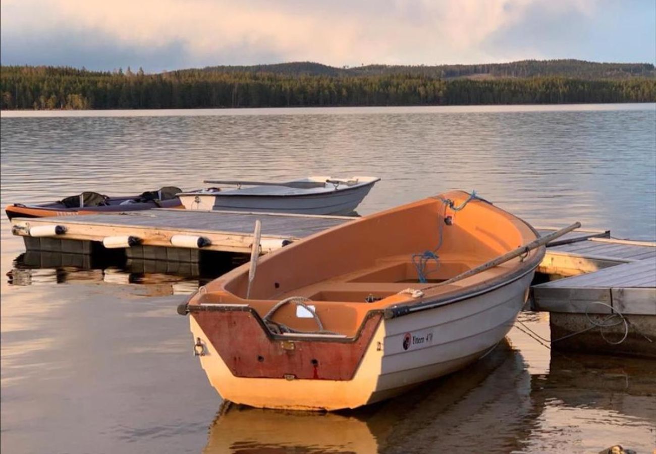 Stuga i Svärdsjö - Rött fritidshus med panoramautsikt över sjön