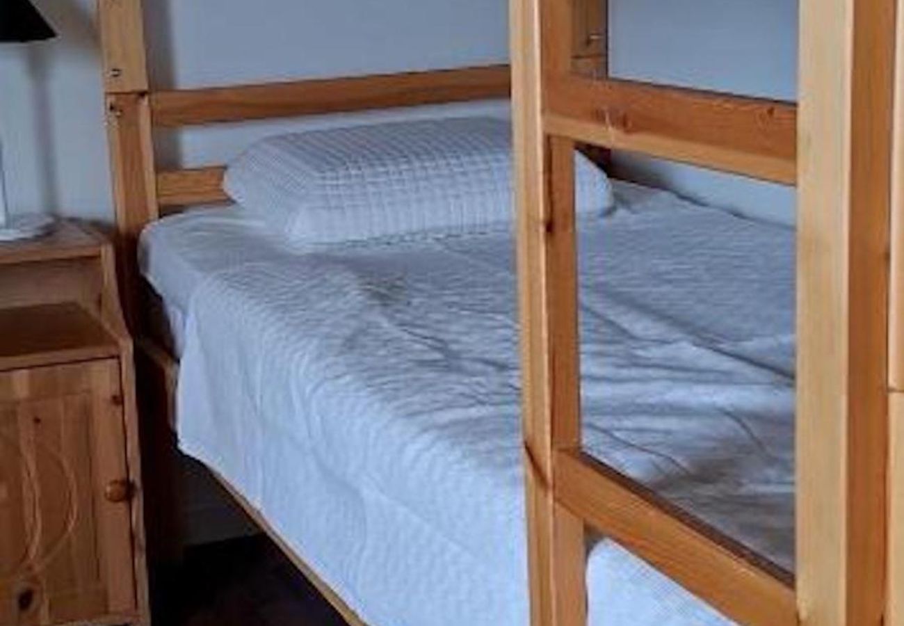 Stuga i Svärdsjö - Rött fritidshus med panoramautsikt över sjön