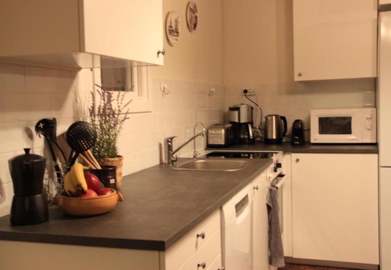 Stuga i Svärdsjö - Rött fritidshus med panoramautsikt över sjön