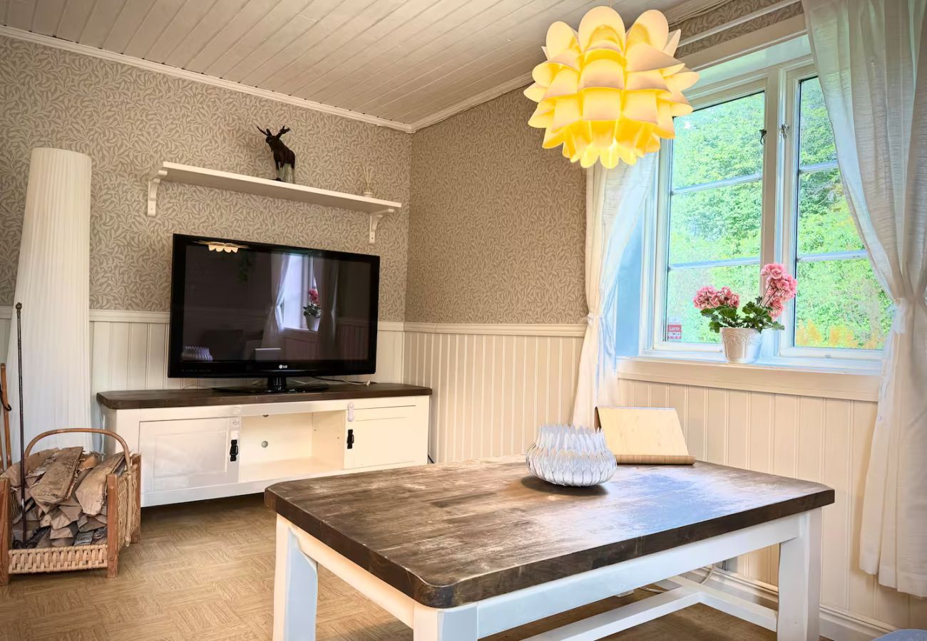 Stuga i Vretstorp - Charmigt, renoverat fritidshus i avskilt läge några minuter från sjön