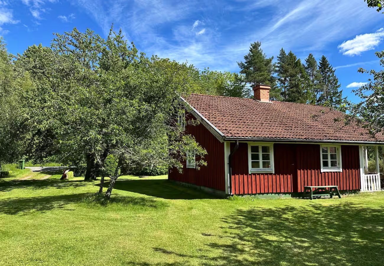 Stuga i Vretstorp - Charmigt, renoverat fritidshus i avskilt läge några minuter från sjön