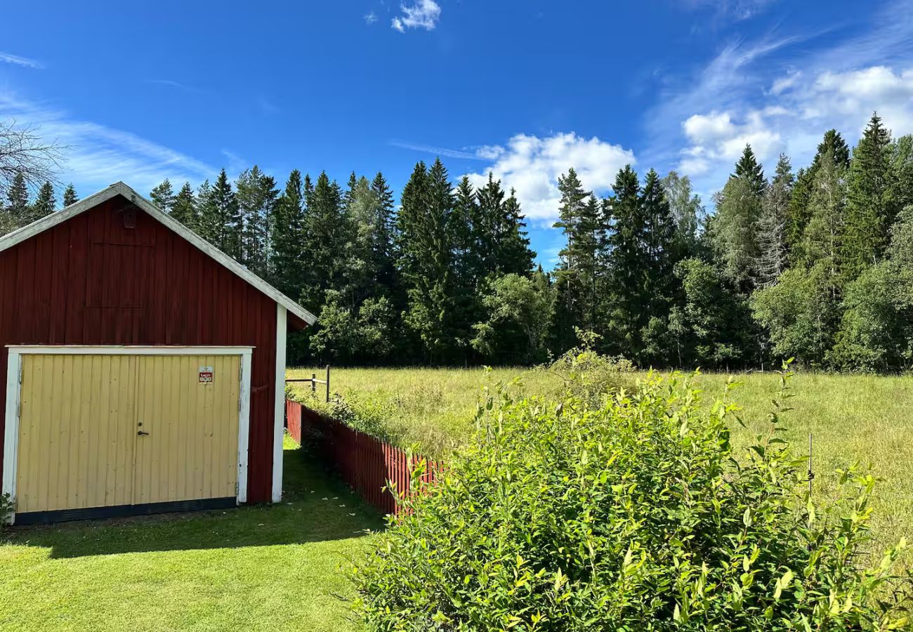Stuga i Vretstorp - Charmigt, renoverat fritidshus i avskilt läge några minuter från sjön
