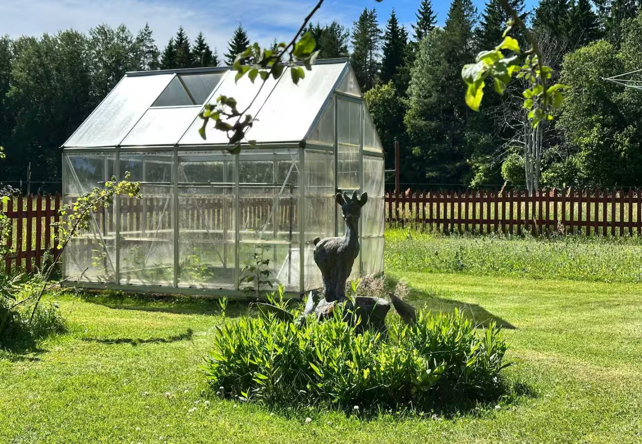 Stuga i Vretstorp - Charmigt, renoverat fritidshus i avskilt läge några minuter från sjön