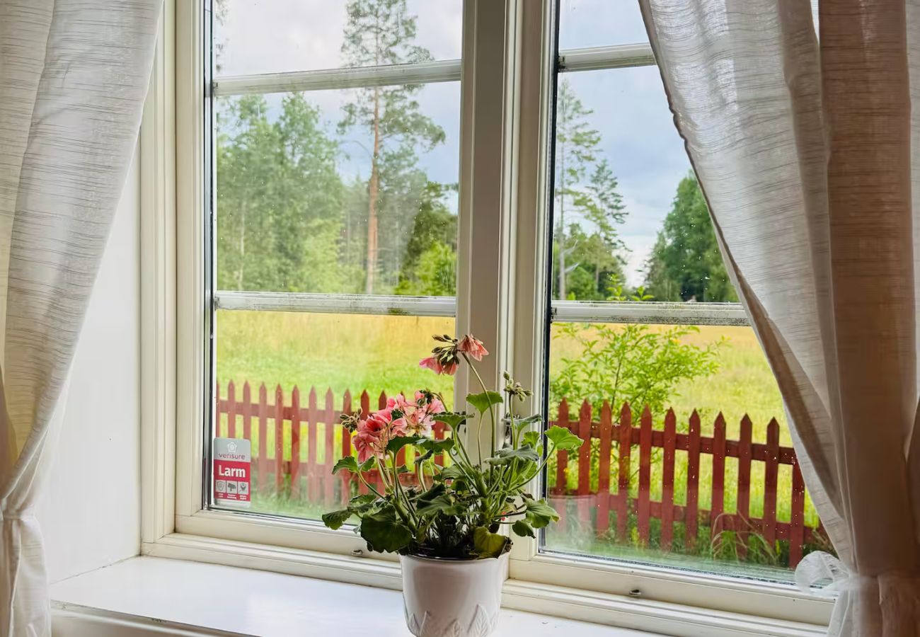 Stuga i Vretstorp - Charmigt, renoverat fritidshus i avskilt läge några minuter från sjön