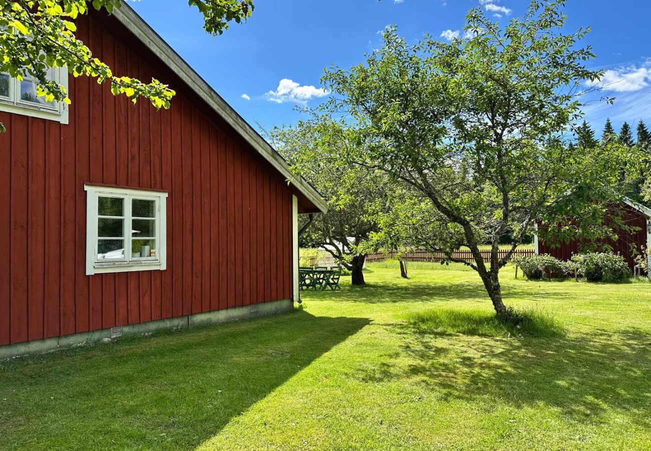Stuga i Vretstorp - Charmigt, renoverat fritidshus i avskilt läge några minuter från sjön