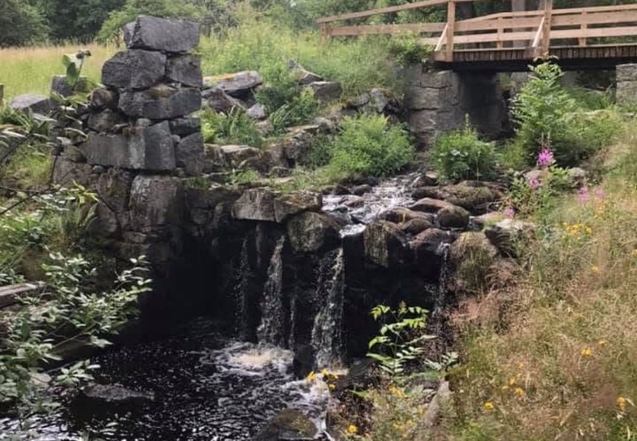 Stuga i Tingsryd - Naturskön stuga i småländska skogen med närhet till sjö