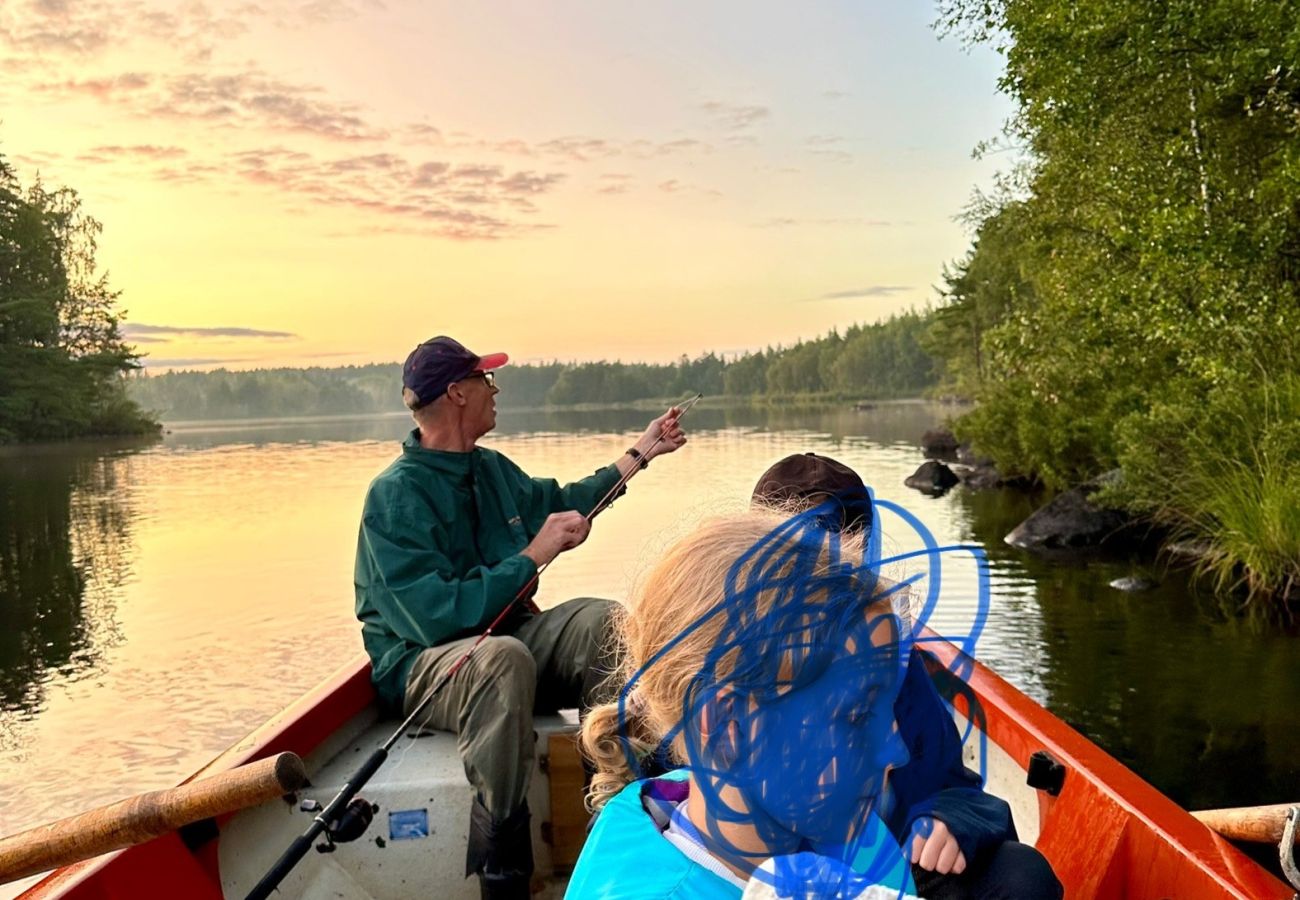 Stuga i Tingsryd - Naturskön stuga i småländska skogen med närhet till sjö