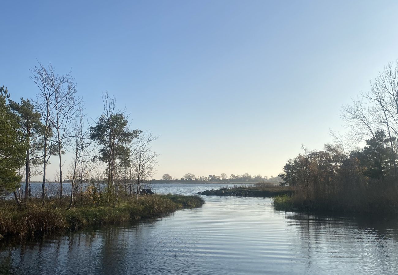 Stuga i Bergkvara - Stort fritidshus vid havet med bastu, båt och internet