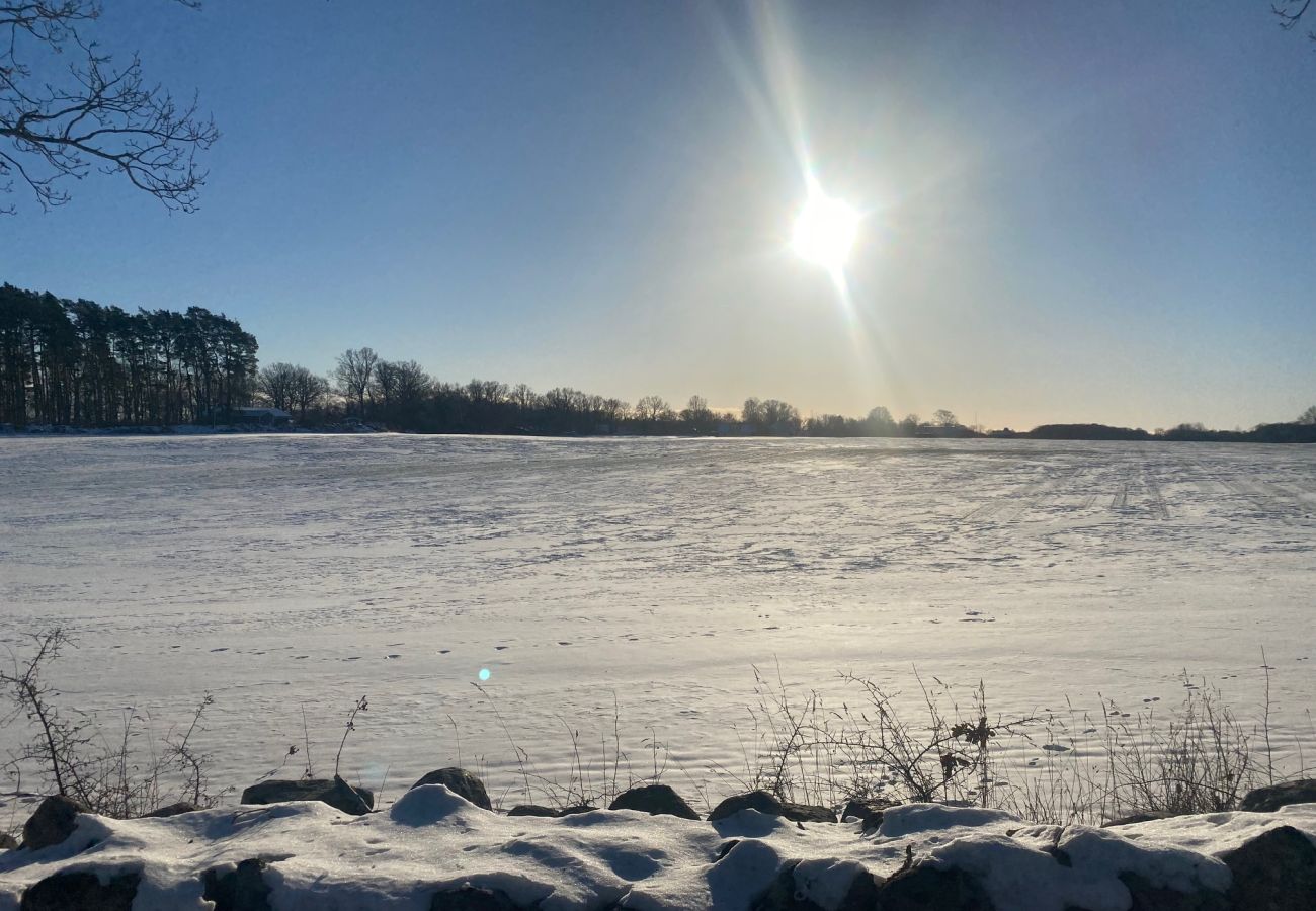 Stuga i Bergkvara - Stort fritidshus vid havet med bastu, båt och internet
