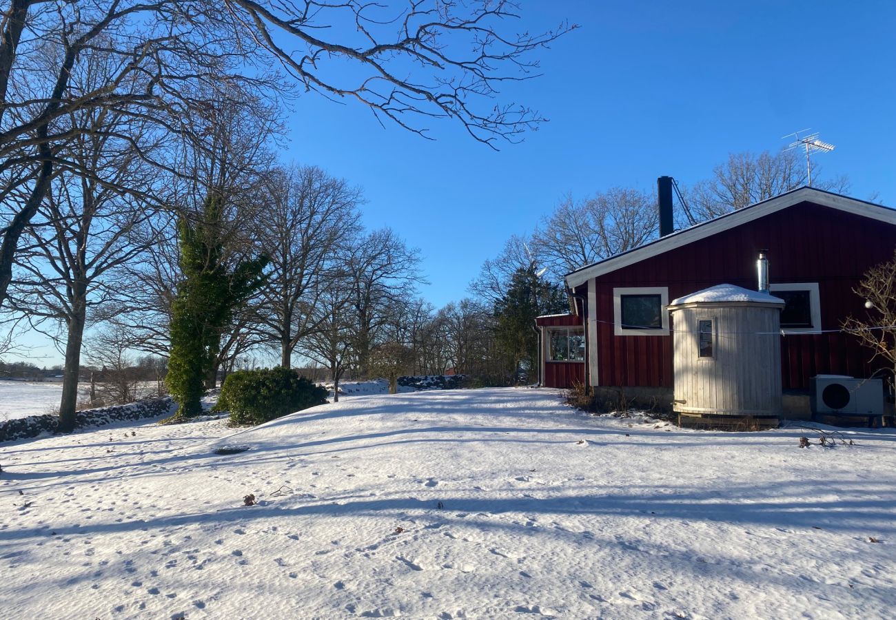 Stuga i Bergkvara - Stort fritidshus vid havet med bastu, båt och internet
