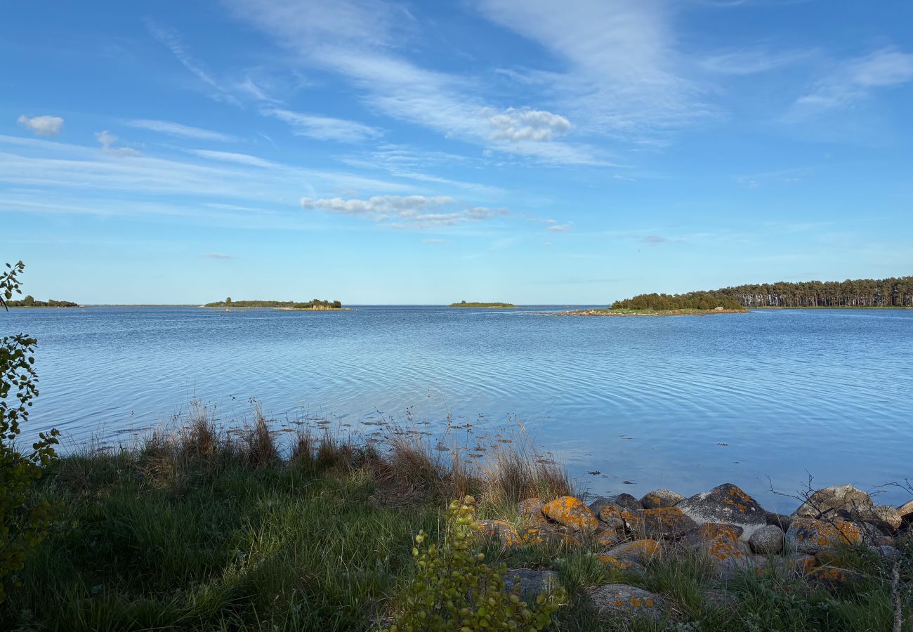 Stuga i Bergkvara - Stort fritidshus vid havet med bastu, båt och internet