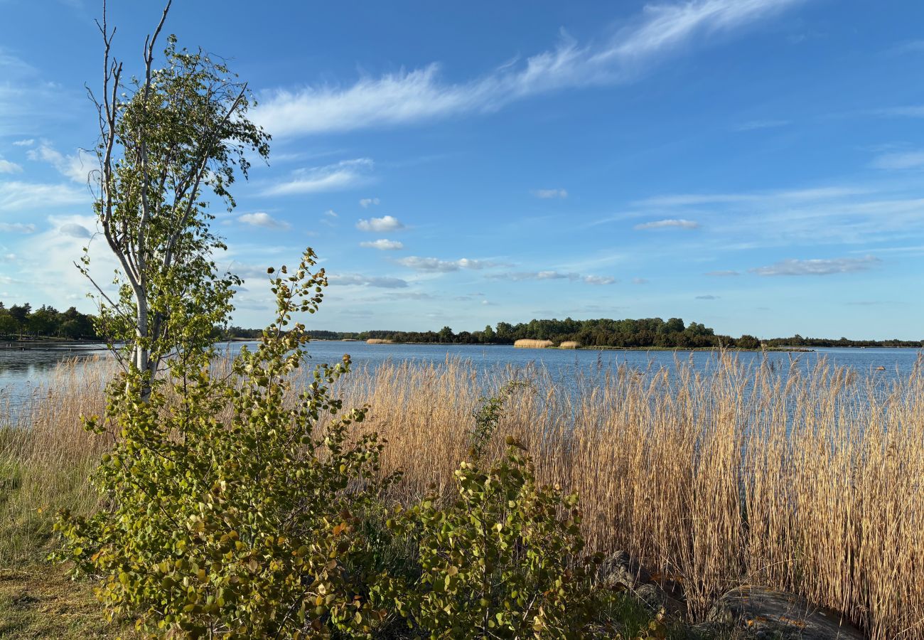 Stuga i Bergkvara - Stort fritidshus vid havet med bastu, båt och internet