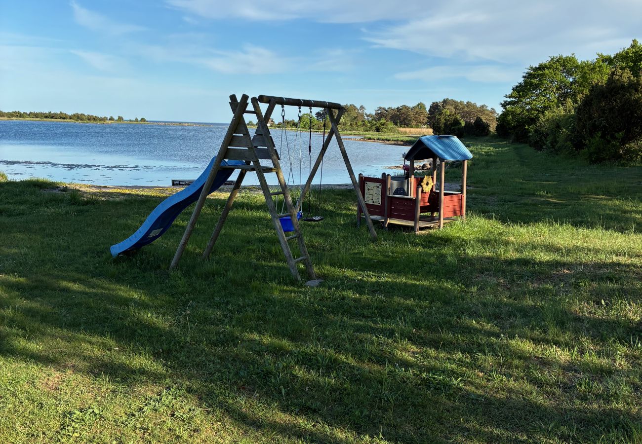 Stuga i Bergkvara - Stort fritidshus vid havet med bastu, båt och internet
