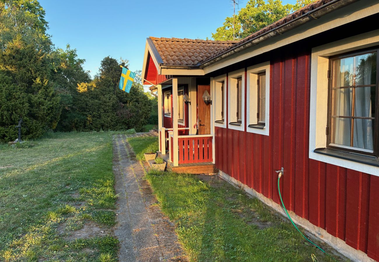 Stuga i Bergkvara - Stort fritidshus vid havet med bastu, båt och internet