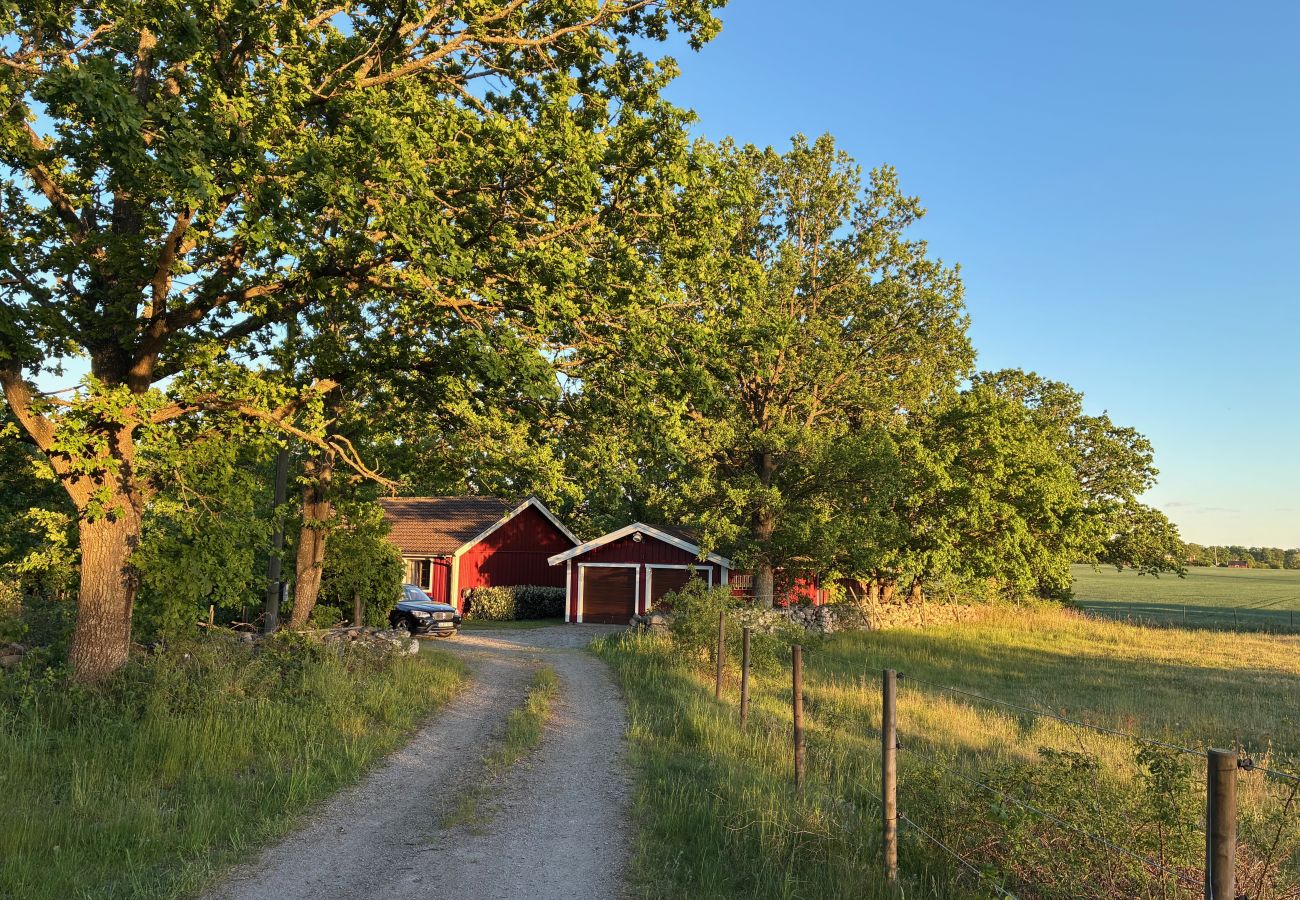 Stuga i Bergkvara - Stort fritidshus vid havet med bastu, båt och internet