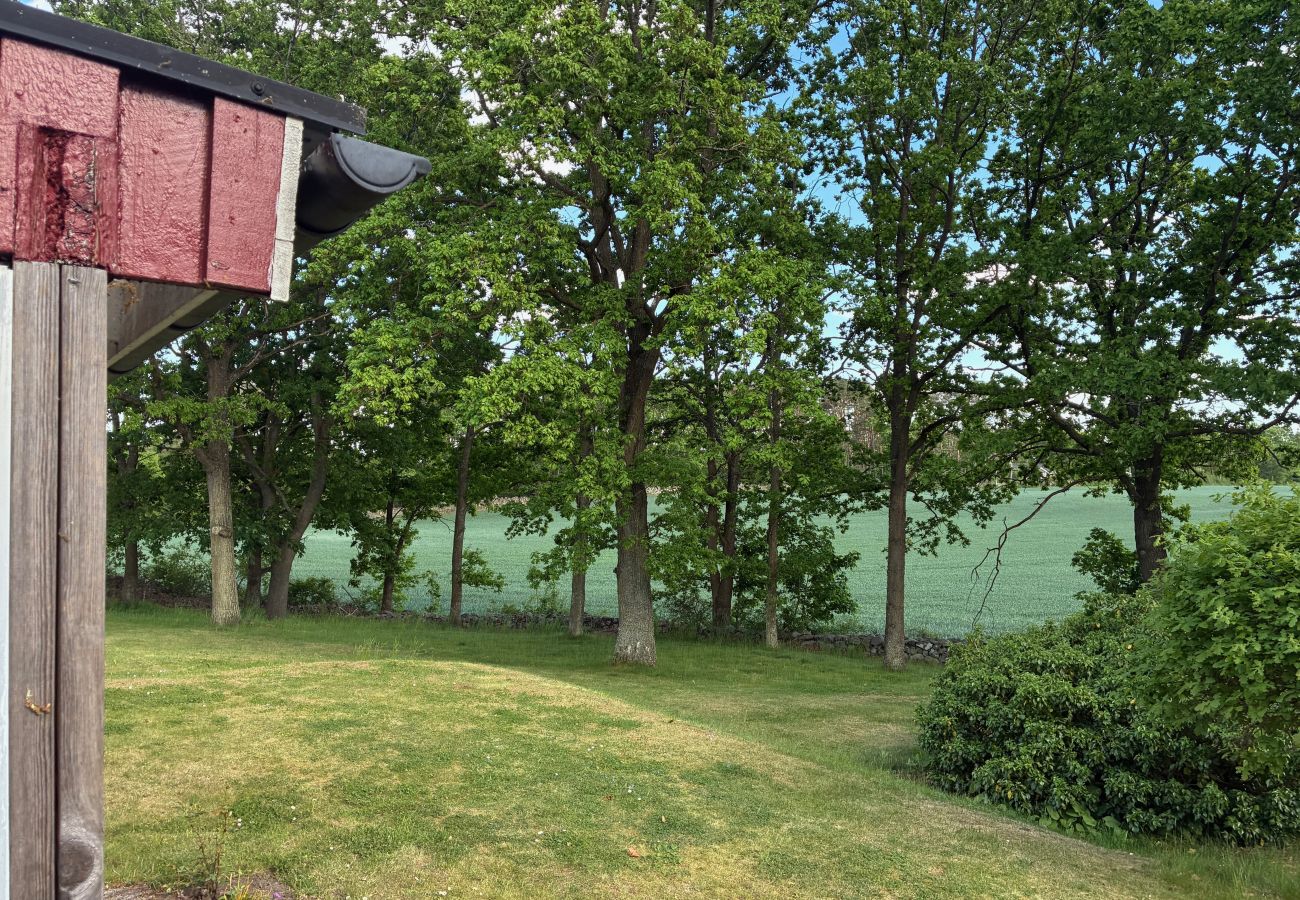Stuga i Bergkvara - Stort fritidshus vid havet med bastu, båt och internet