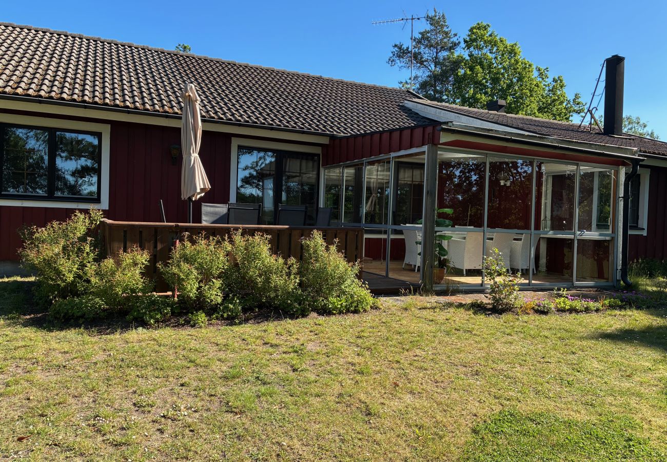 Stuga i Bergkvara - Stort fritidshus vid havet med bastu, båt och internet