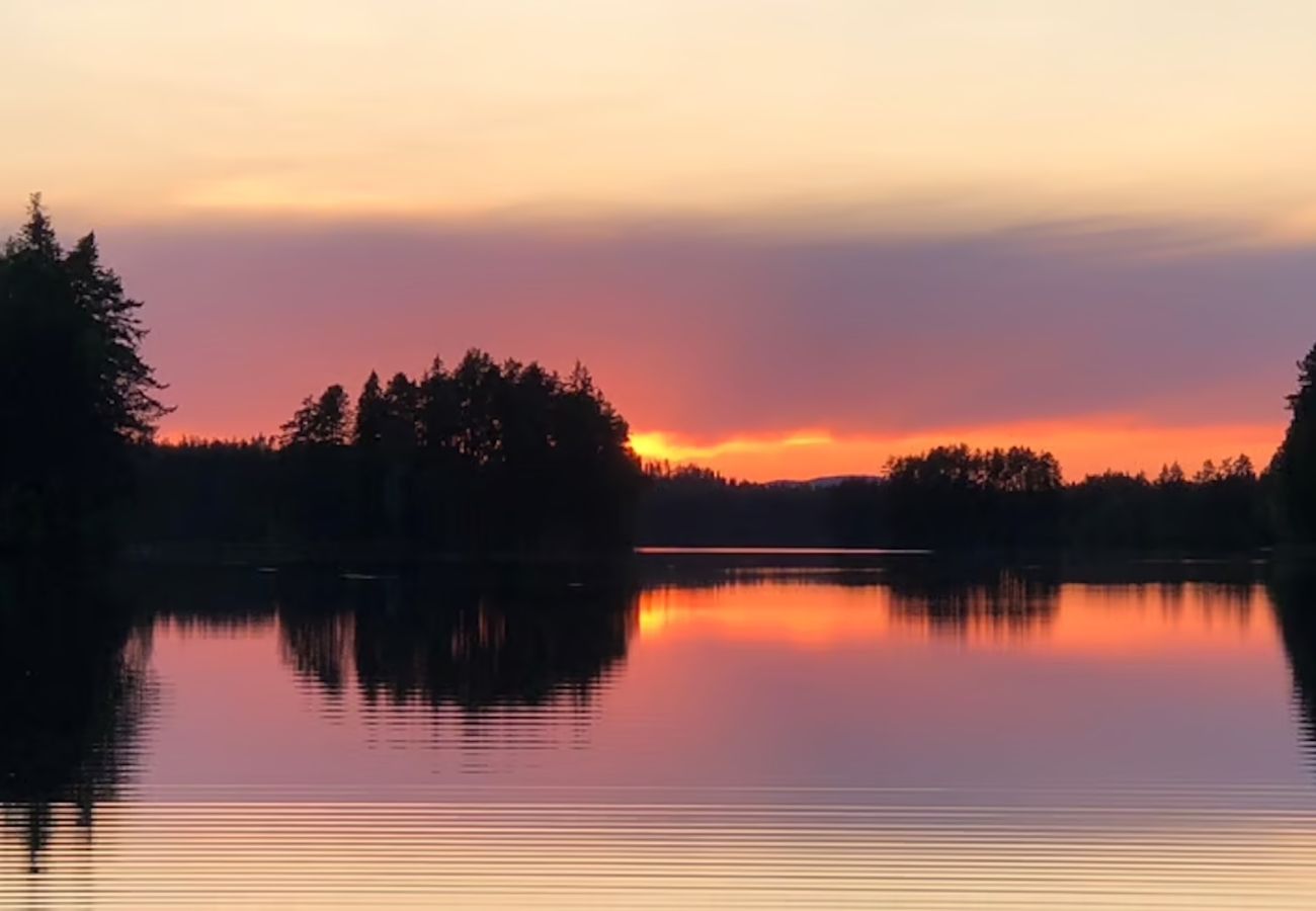 Stuga i Lesjöfors - Semester i skogen vid en liten sjö i Värmland