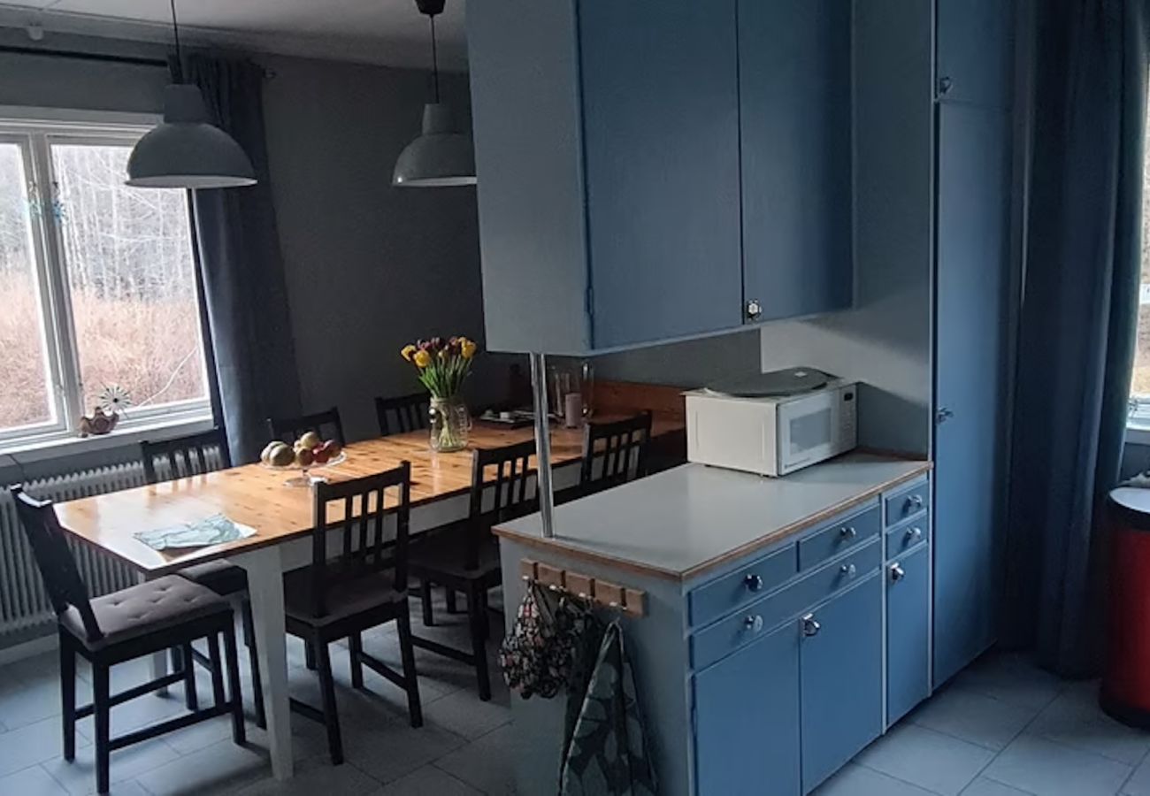 Stuga i Lesjöfors - Semester i skogen vid en liten sjö i Värmland