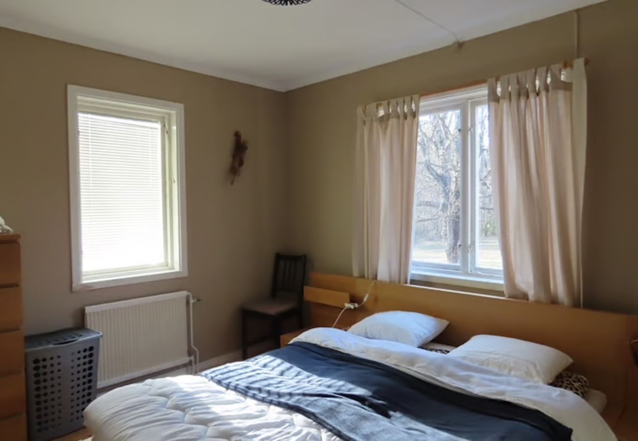 Stuga i Lesjöfors - Semester i skogen vid en liten sjö i Värmland