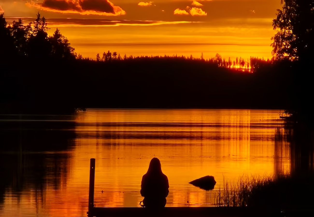 Stuga i Lesjöfors - Semester i skogen vid en liten sjö i Värmland