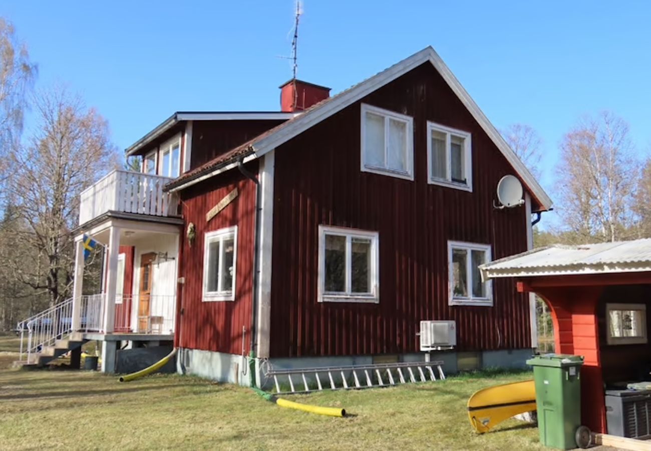 Stuga i Lesjöfors - Semester i skogen vid en liten sjö i Värmland