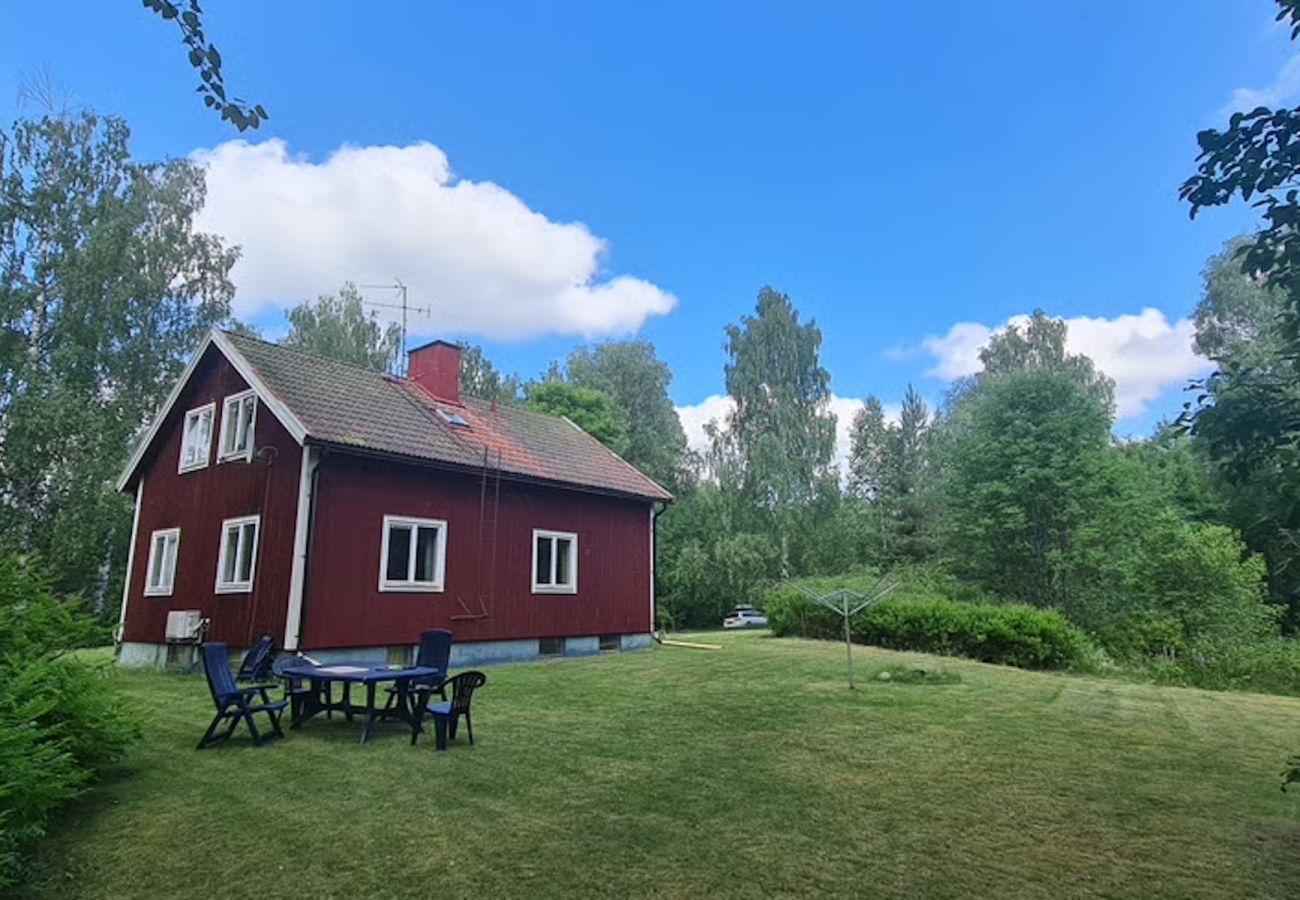 Stuga i Lesjöfors - Semester i skogen vid en liten sjö i Värmland