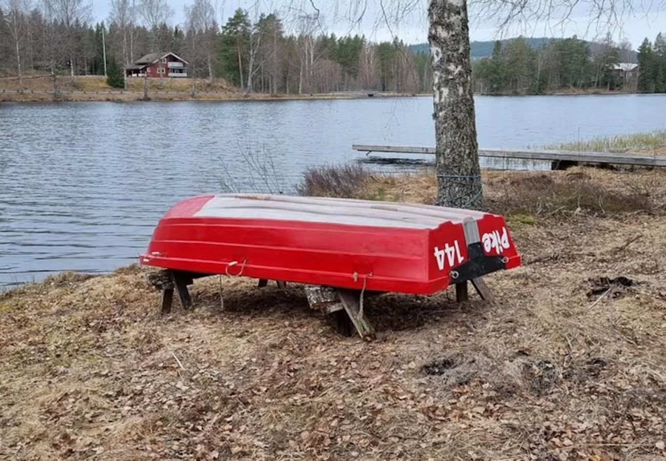 Stuga i Lesjöfors - Semester i skogen vid en liten sjö i Värmland