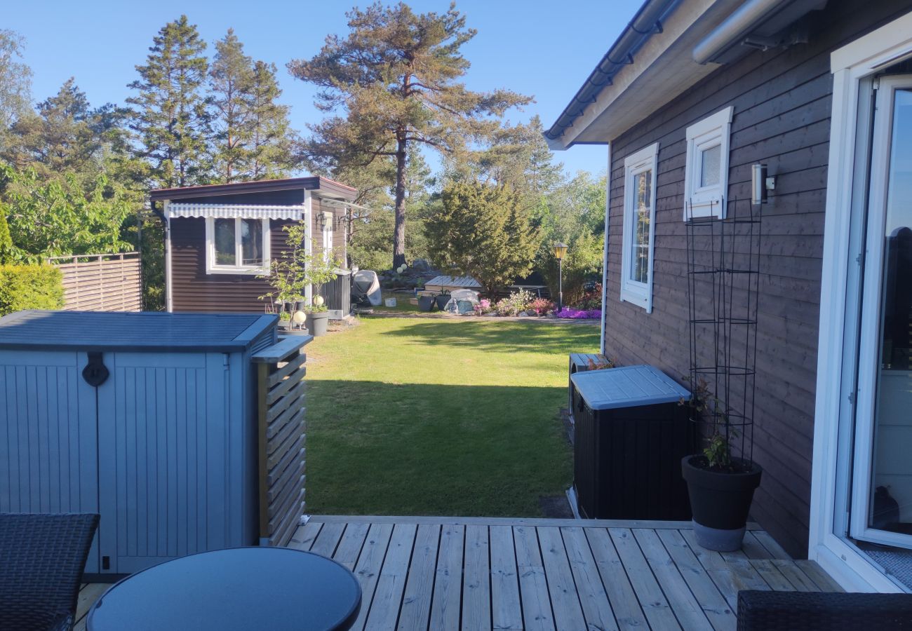 Stuga i Uddevalla - Semester på västkusten vid fjorden med havsutsikt