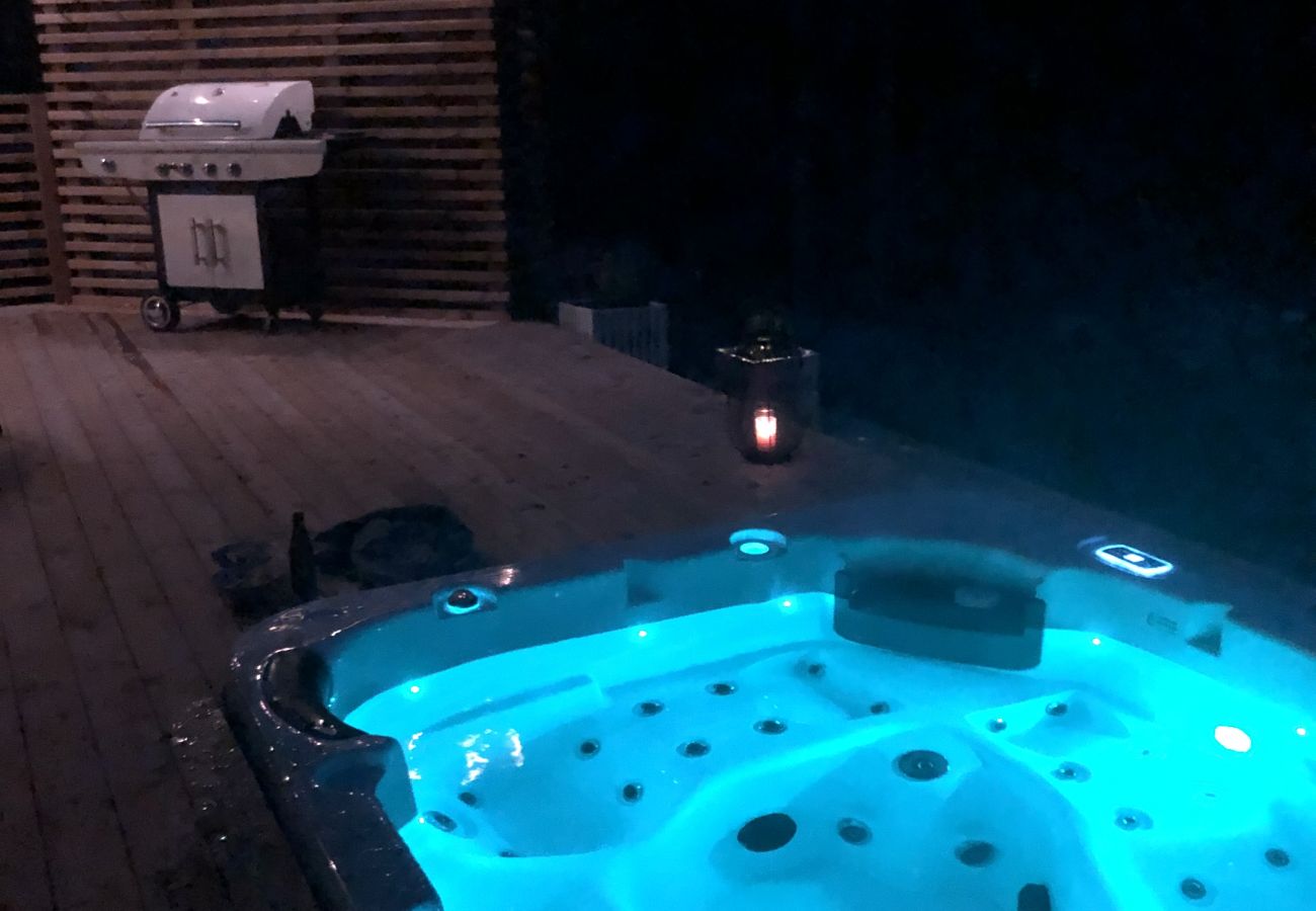 Stuga i Arvika - Semester med sjöutsikt och spa i Arvika