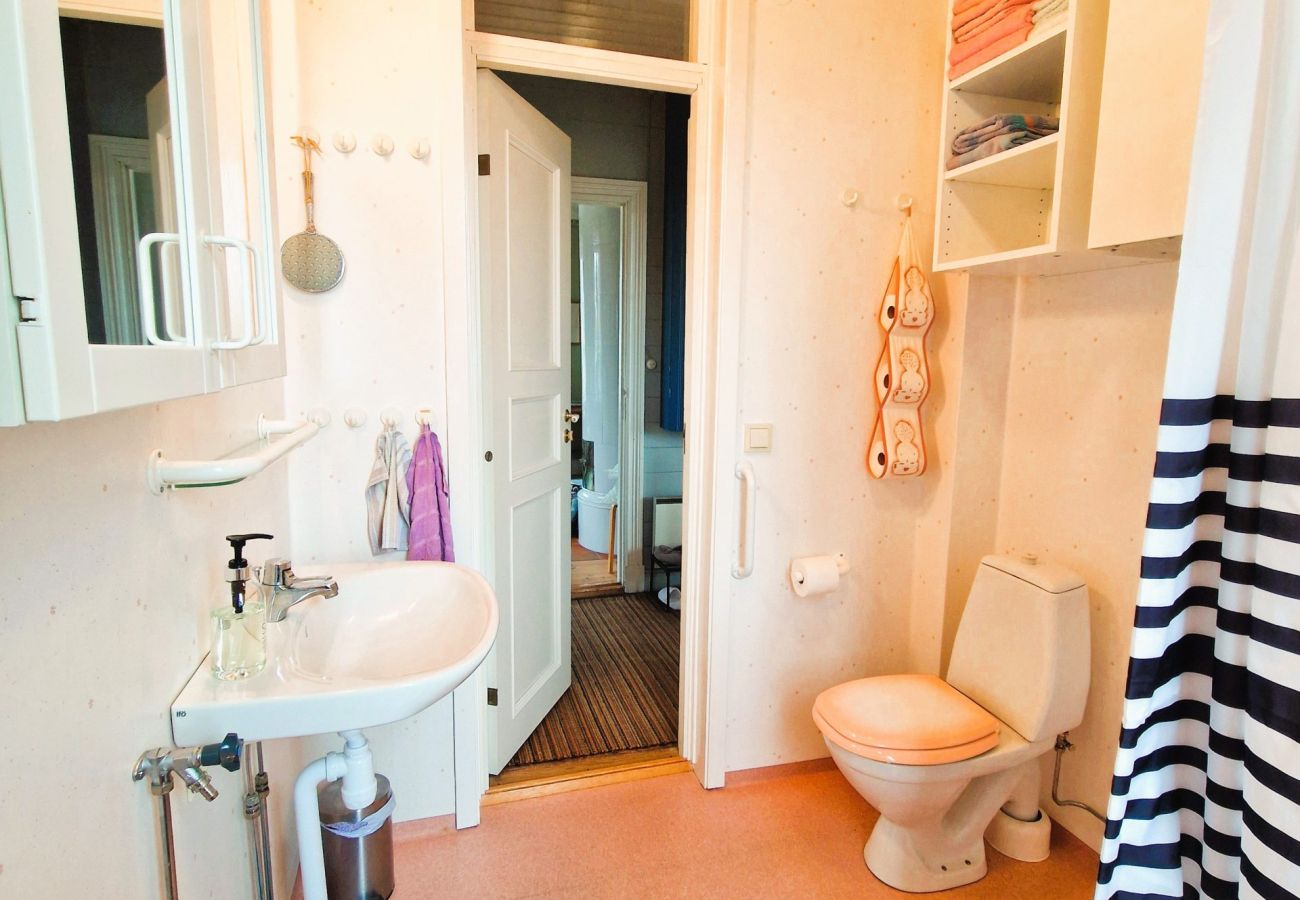 Stuga i Södra VI - Charmigt rött och vitt fritidshus med sjöutsikt nära Vimmerby