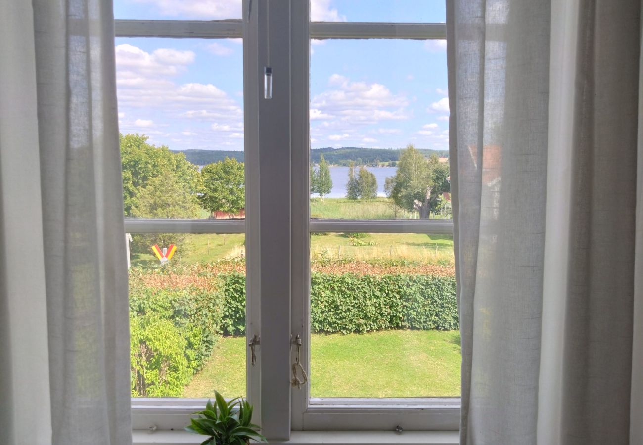 Stuga i Södra VI - Charmigt rött och vitt fritidshus med sjöutsikt nära Vimmerby