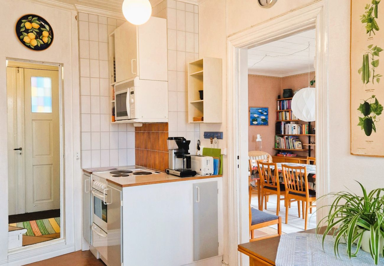 Stuga i Södra VI - Charmigt rött och vitt fritidshus med sjöutsikt nära Vimmerby