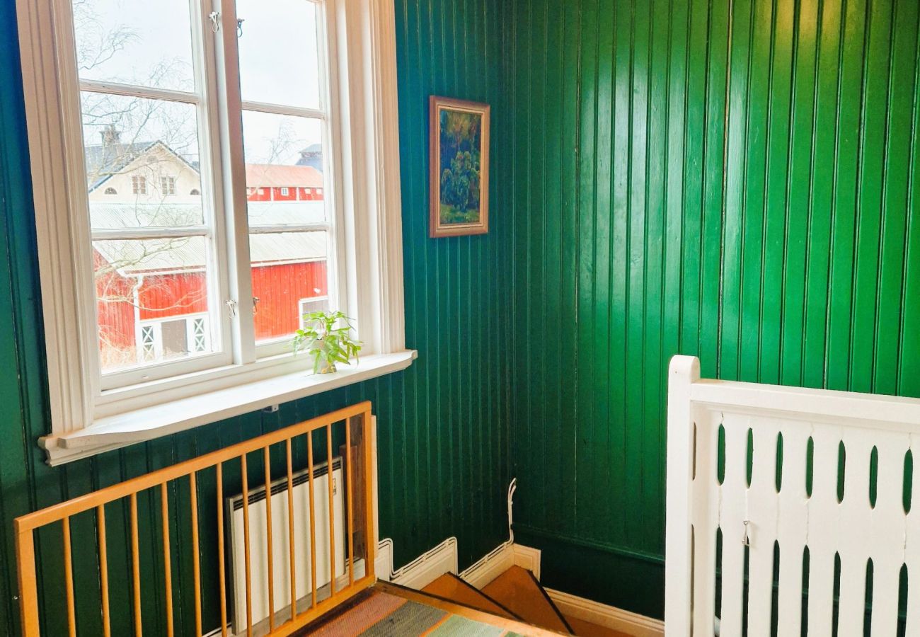 Stuga i Södra VI - Charmigt rött och vitt fritidshus med sjöutsikt nära Vimmerby