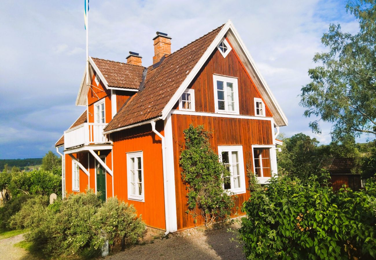 Stuga i Södra VI - Charmigt rött och vitt fritidshus med sjöutsikt nära Vimmerby
