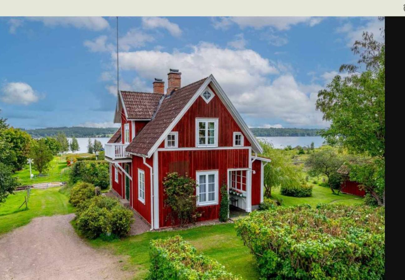 Stuga i Södra VI - Charmigt rött och vitt fritidshus med sjöutsikt nära Vimmerby