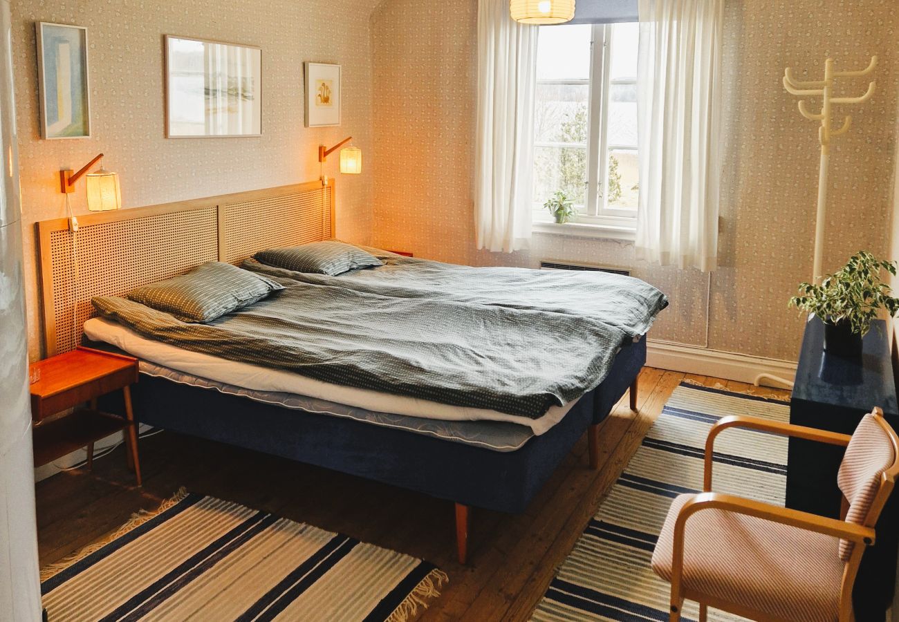 Stuga i Södra VI - Charmigt rött och vitt fritidshus med sjöutsikt nära Vimmerby