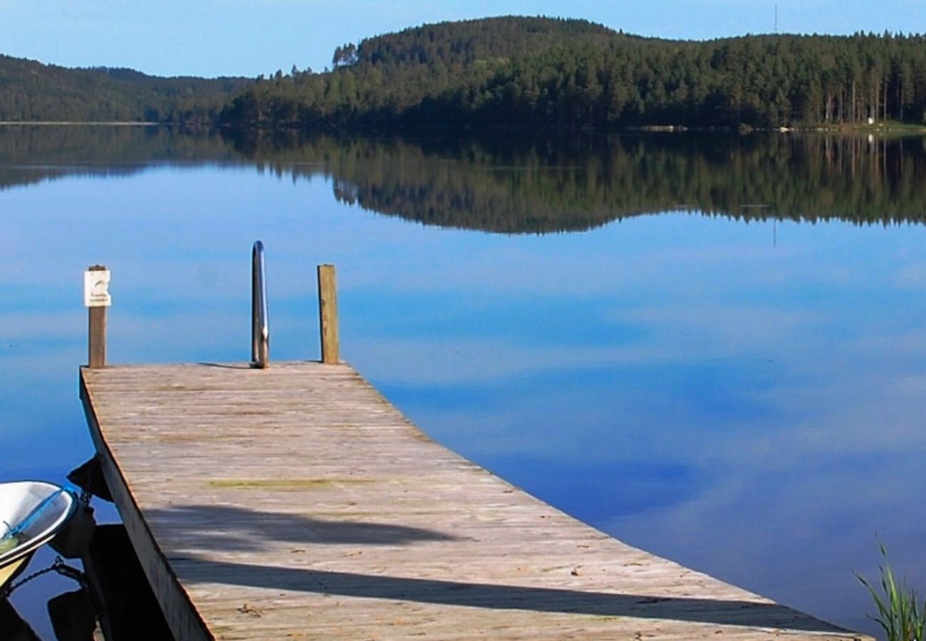Stuga i Ydre - Semesteridyll bland hästhagar, skog, ängar och sjö med egen båt
