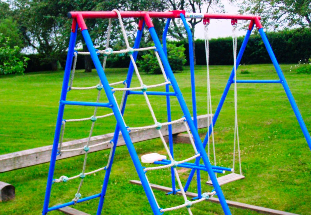 Stuga i Ydre - Semesteridyll bland hästhagar, skog, ängar och sjö med egen båt